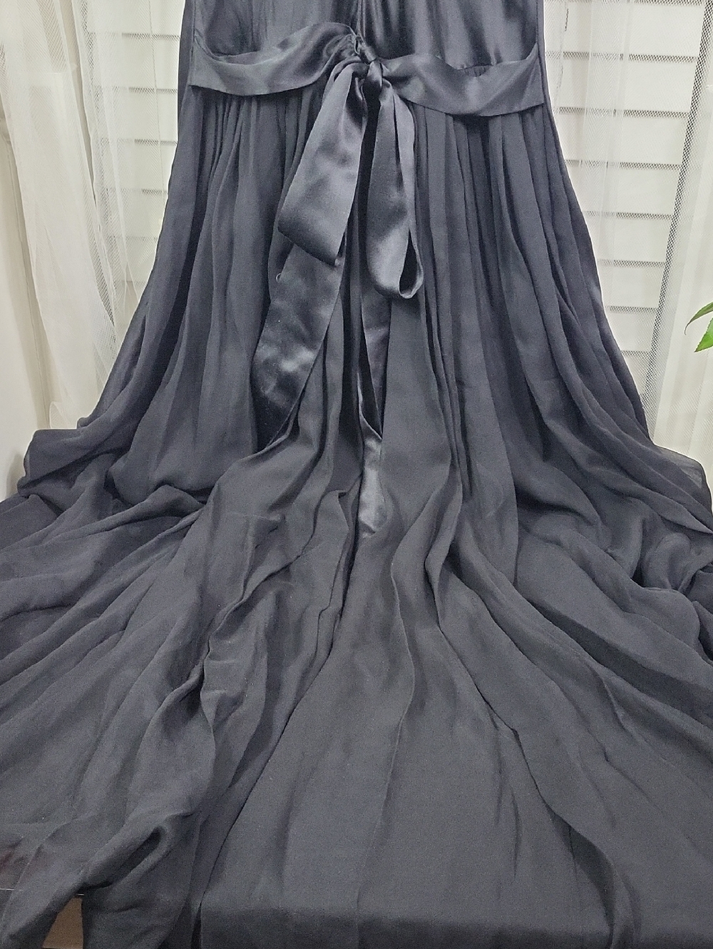 Outstanding Elegant Floor-Length Silk Evening Gown in Charcoal. Size 2 - Picture 10 of 13